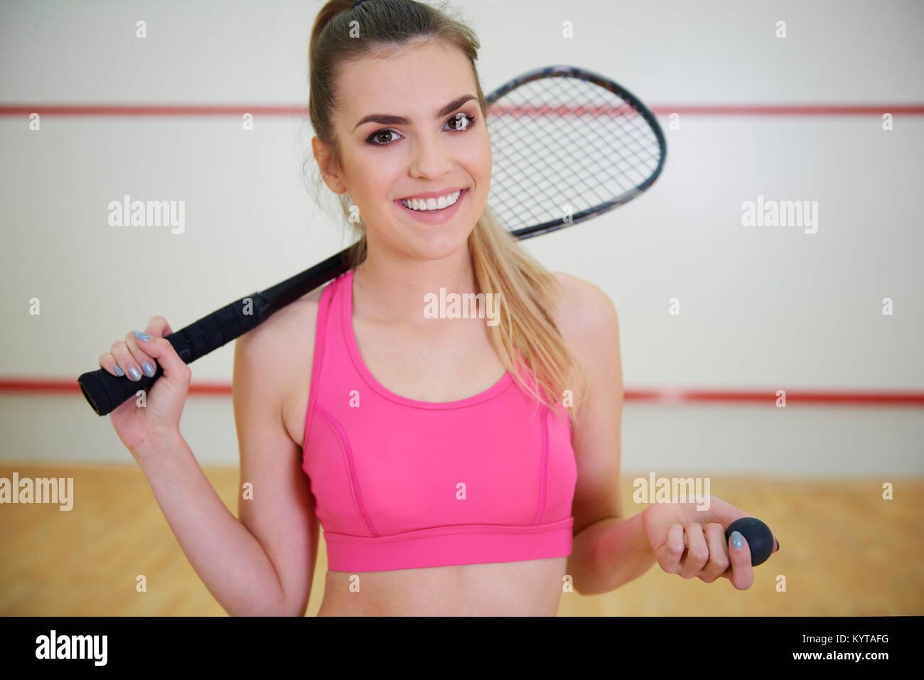 Tiro del giocatore di squash con rucola e sfera Foto Stock