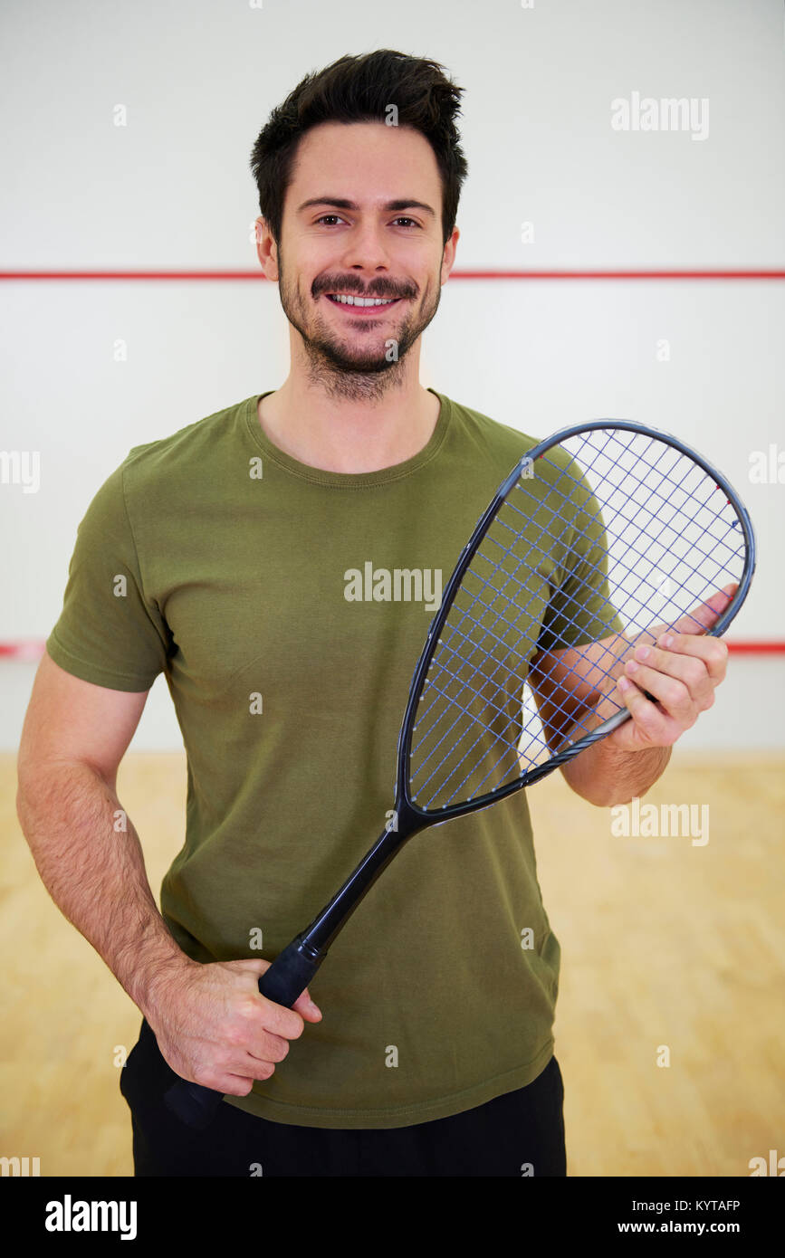 Ritratto maschile di giocatore di squash con la racchetta su corte Foto Stock