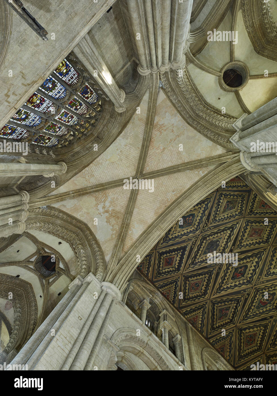 Peterborough Cathedral. Visualizzare fino nel transetto Ovest, all'estremità occidentale della navata, mostra una varietà di schemi di vaulting. la semplice riunione quadripartita d Foto Stock