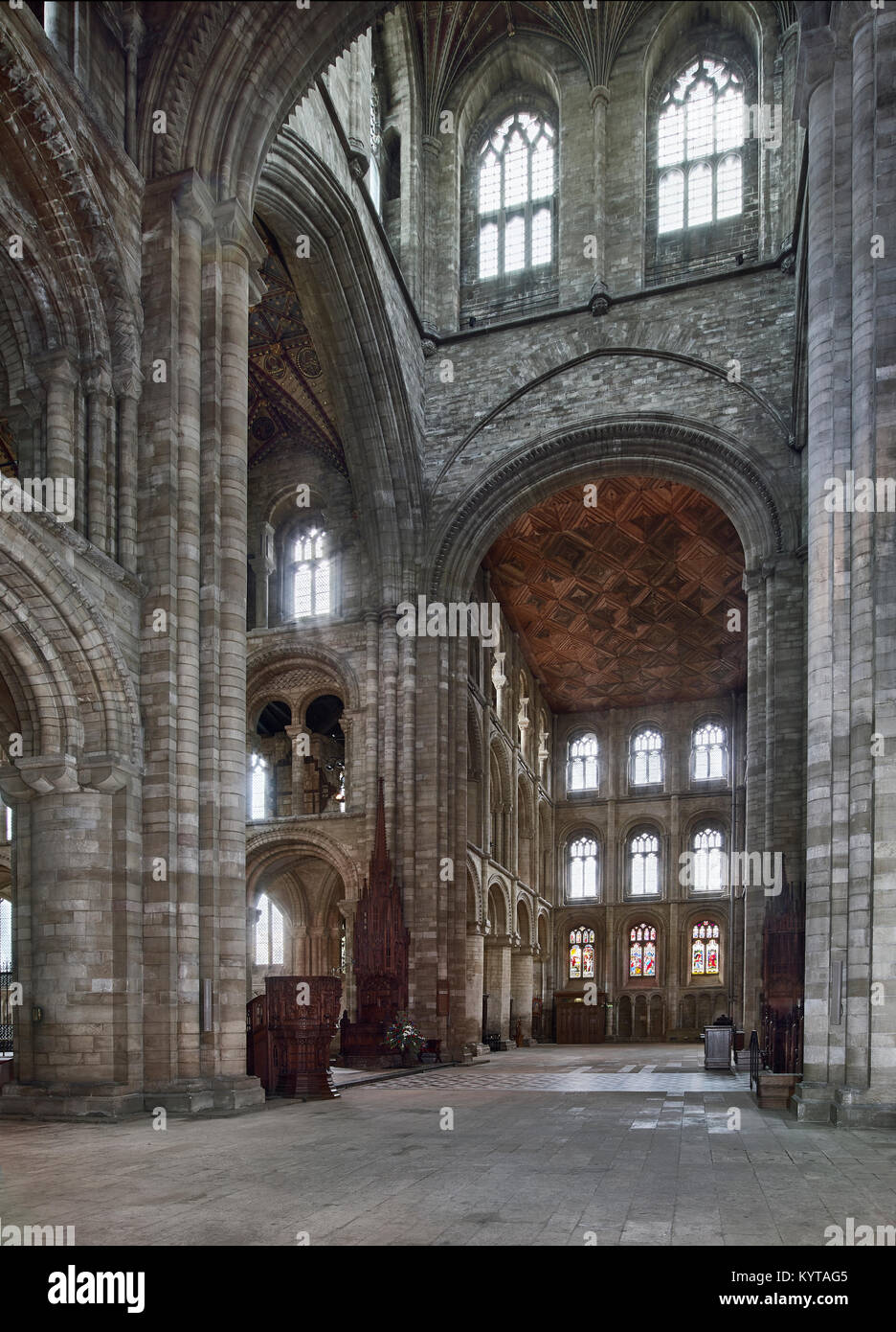 Peterborough Cathedral. Vista dal transetto nord di attraversamento e transetto sud, murature per lo più tardi Norman. Foto Stock