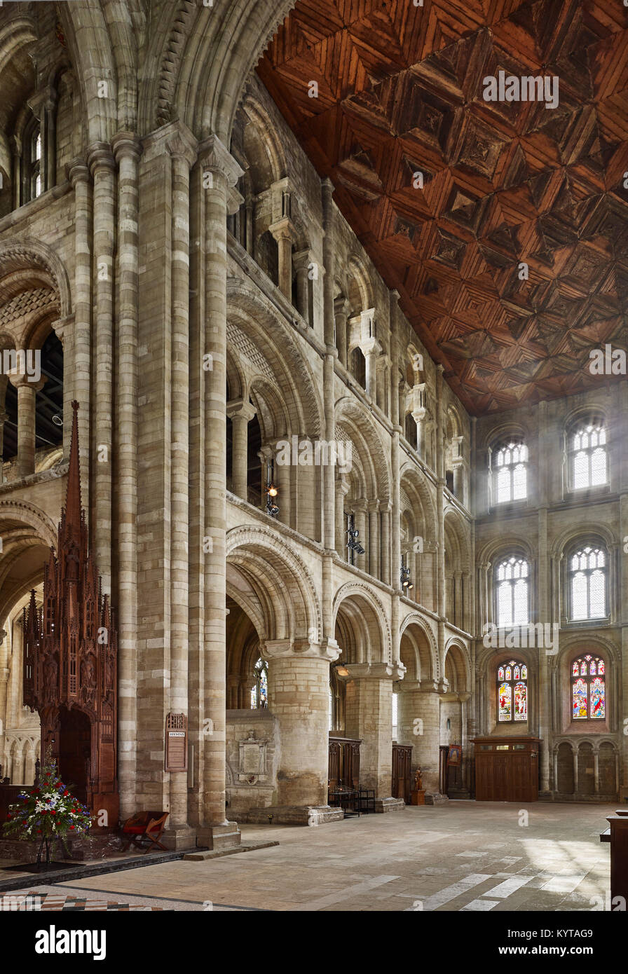 Peterborough Cathedral. Vista dall'incrocio dell'est elevazione del transetto sud, tonework è per lo più tardi Norman, con testa tonda archi. Foto Stock
