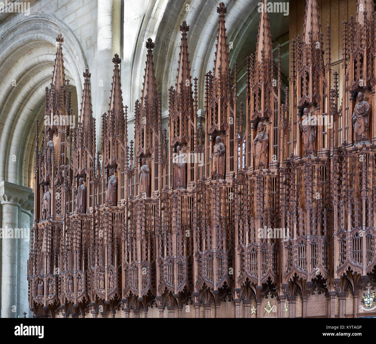 Peterborough Cathedral. Coro di filigrana intaglio del legno da 1890-93. Foto Stock