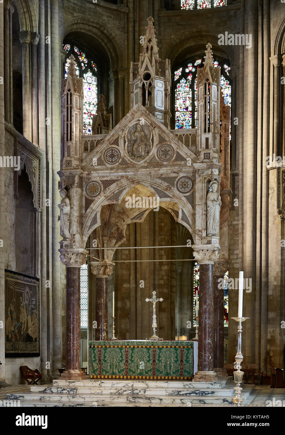 Peterborough Cathedral. Presbiterio guardando ad est, alabastro baldacchino di 1893-4 da J.L. Pearson Foto Stock