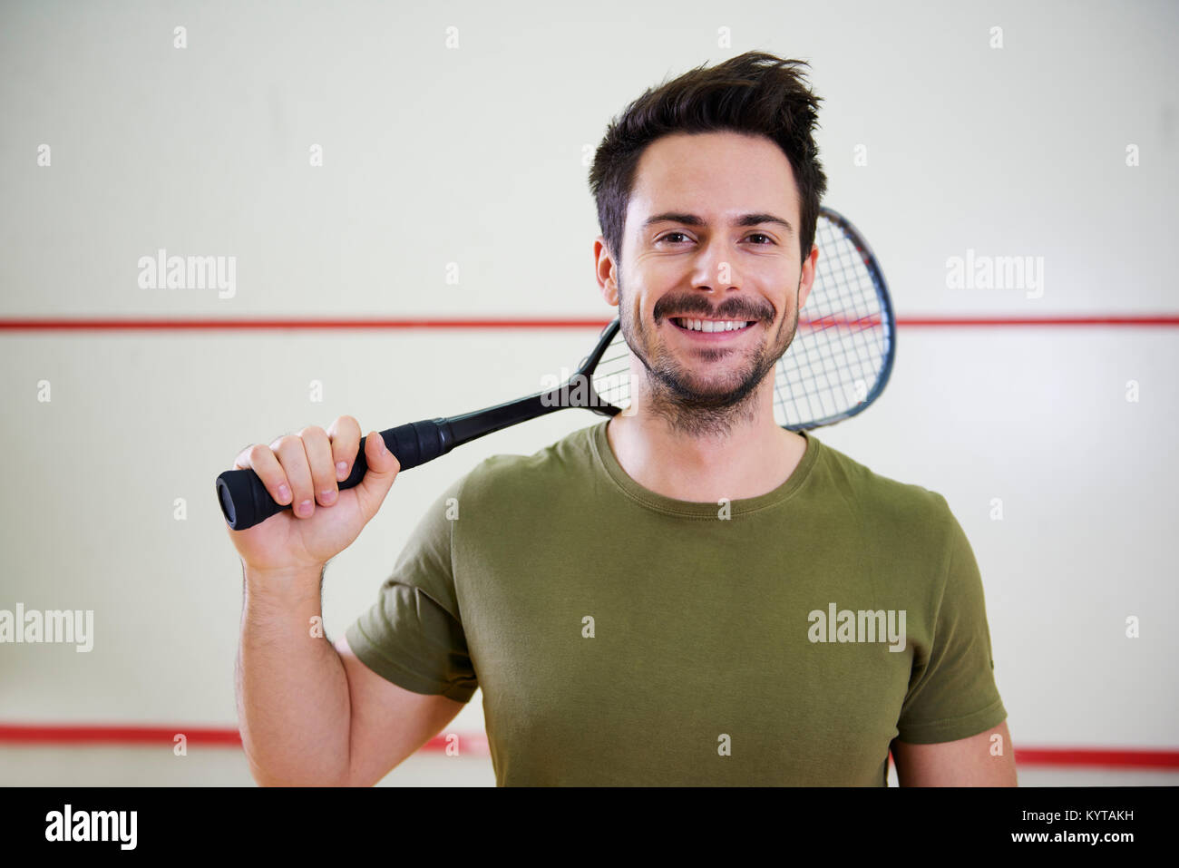 Vista anteriore dell'uomo con la racchetta prima partita di squash Foto Stock