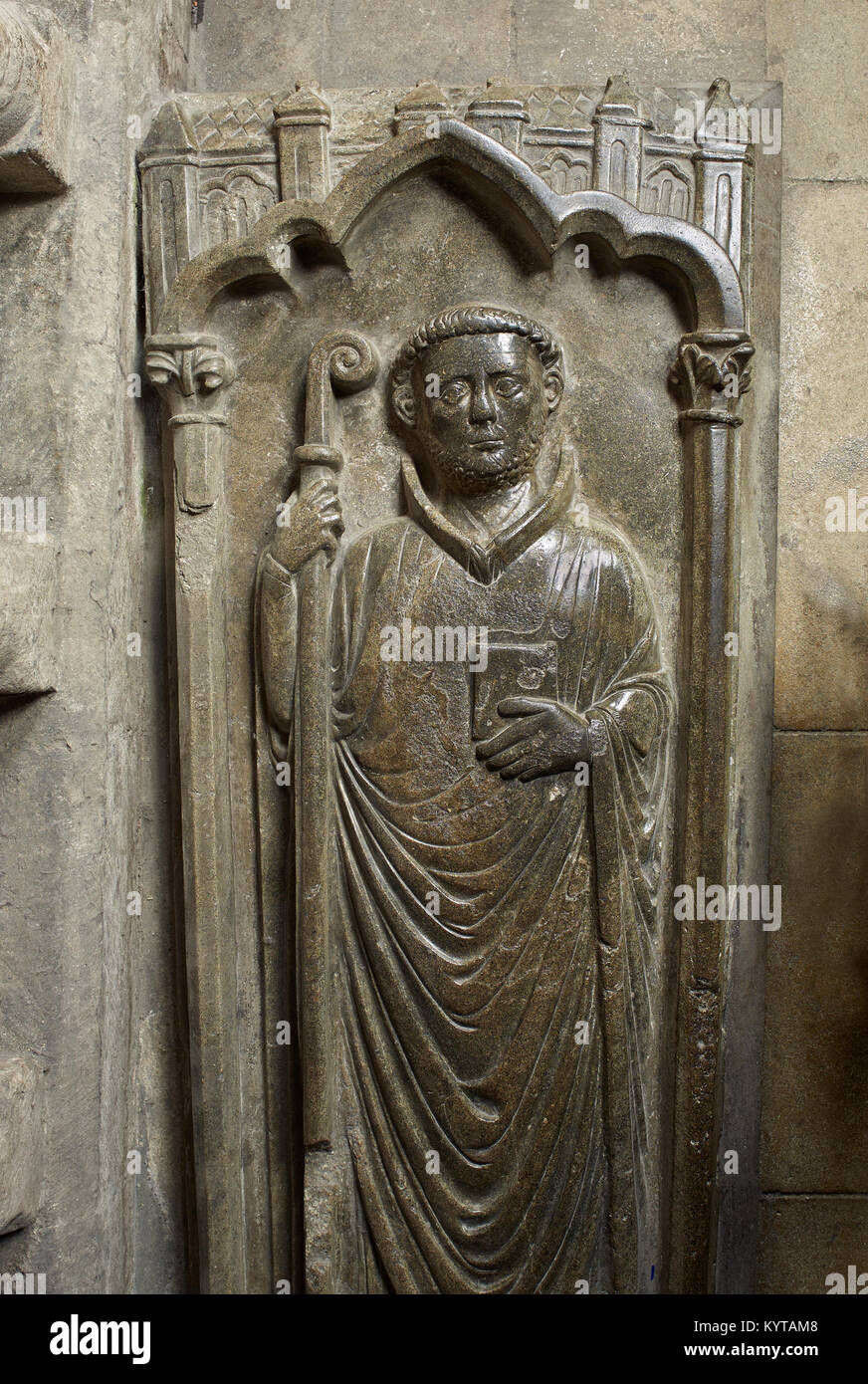 Peterborough Cathedral. Effigie funeraria di Abate benedettino, inizio del XIII secolo. Scavate nel nero 'marmo' dal Alwalton Foto Stock