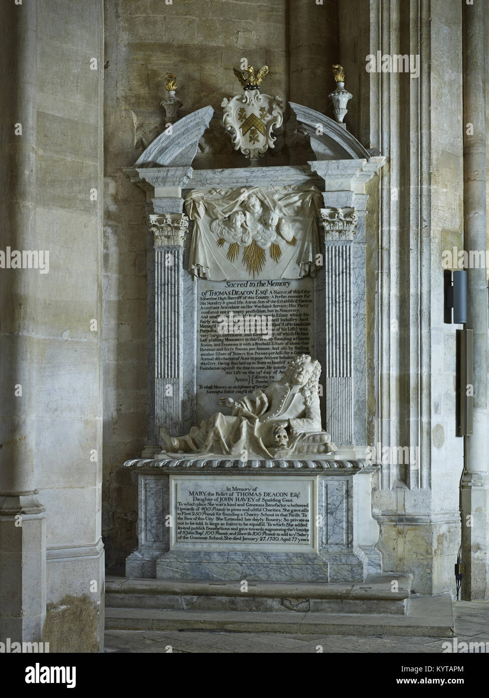 Peterborough Cathedral. Monumento barocco, in marmo bianco, a Thomas diacono, morì 1720 all'età di 70 anni, e sua moglie, illustrato con tre putti' capi nel cloud Foto Stock