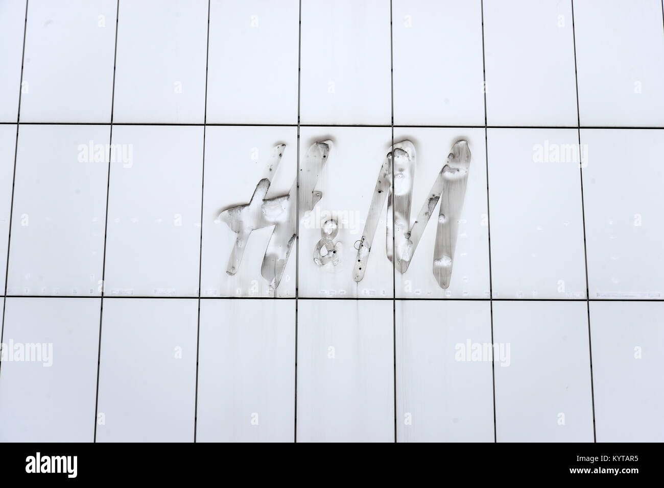 Aufgegebener H&M Laden, abbandonate H & M negozio in der Karl-Marx-Strasse in Berlin Neukoelln, Karl-Marx-Strasse: DEUTSCHLAND, Berlino, (c) J.A.Fischer Foto Stock