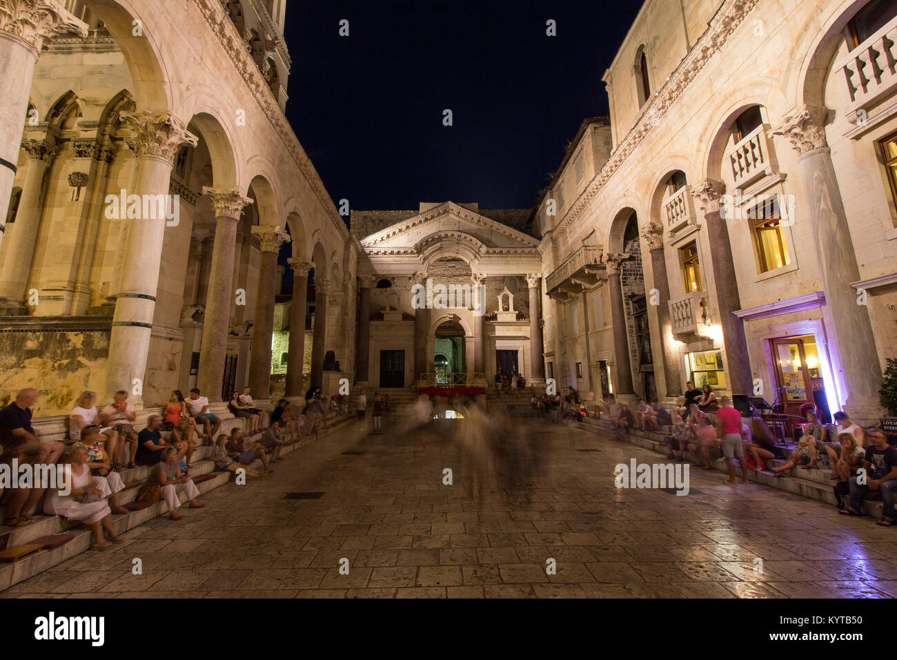 I turisti presso il Palazzo di Diocleziano è accesa peristilio in Split, Croazia, di notte. Foto Stock