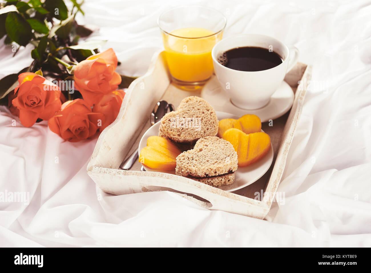 La prima colazione e rose rosse in letto per il giorno di San Valentino  Foto stock - Alamy