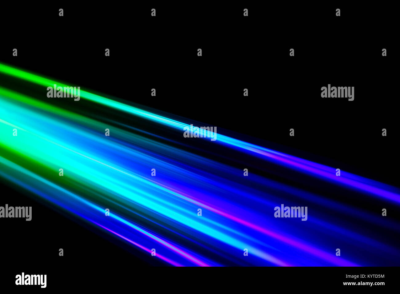 Fasci di luce a rifrangere e la creazione di un ampio spettro di colori su sfondo nero Foto Stock