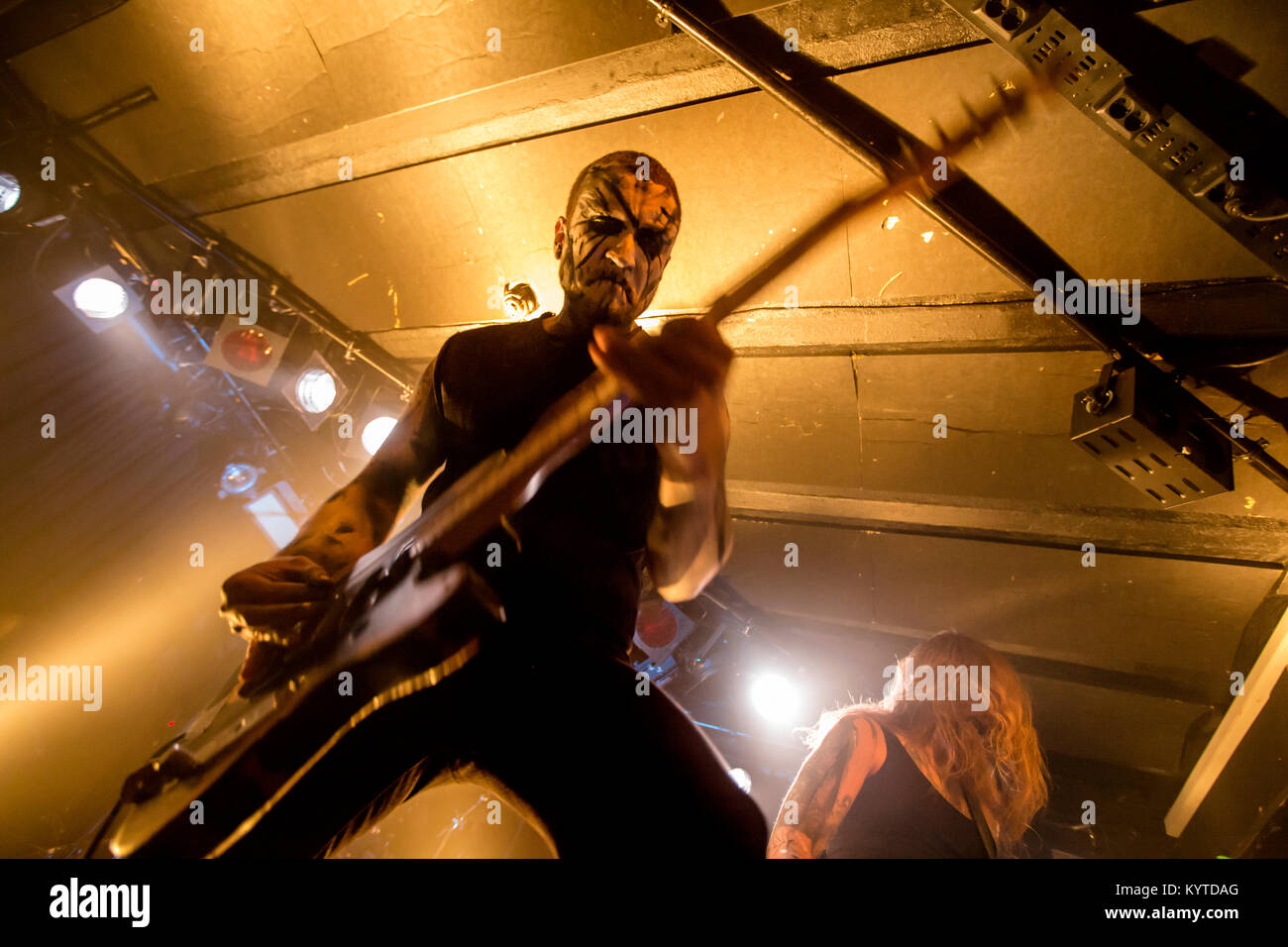 Il Norvegese black metal band Gaahls Wyrd esegue un concerto dal vivo al garage di Bergen. Qui il chitarrista Stian Kaarstad è visto dal vivo sul palco. Norvegia, 06/05 2016. Foto Stock