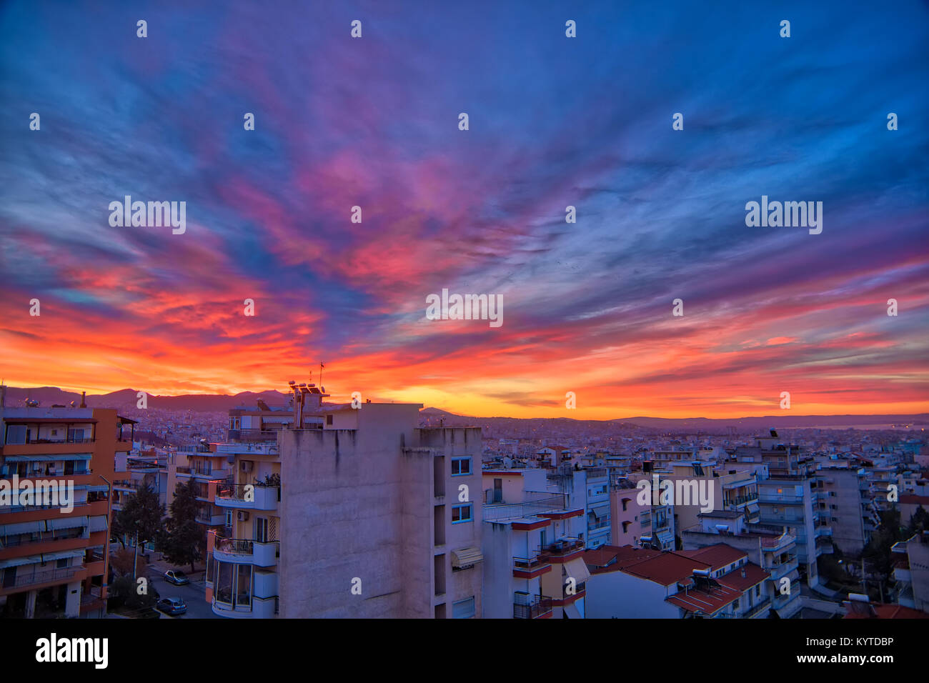 Sunrise oltre gli edifici in un quartiere della città di Salonicco Foto Stock