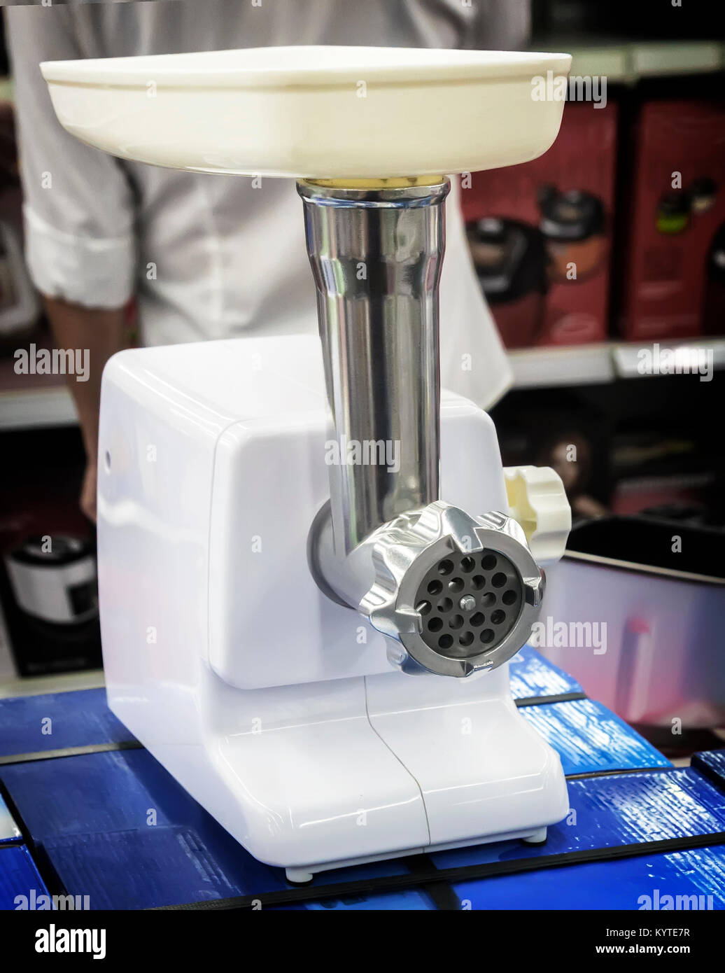 Elettrico moderno tritacarne è venduto nel negozio di ferramenta. Foto Stock