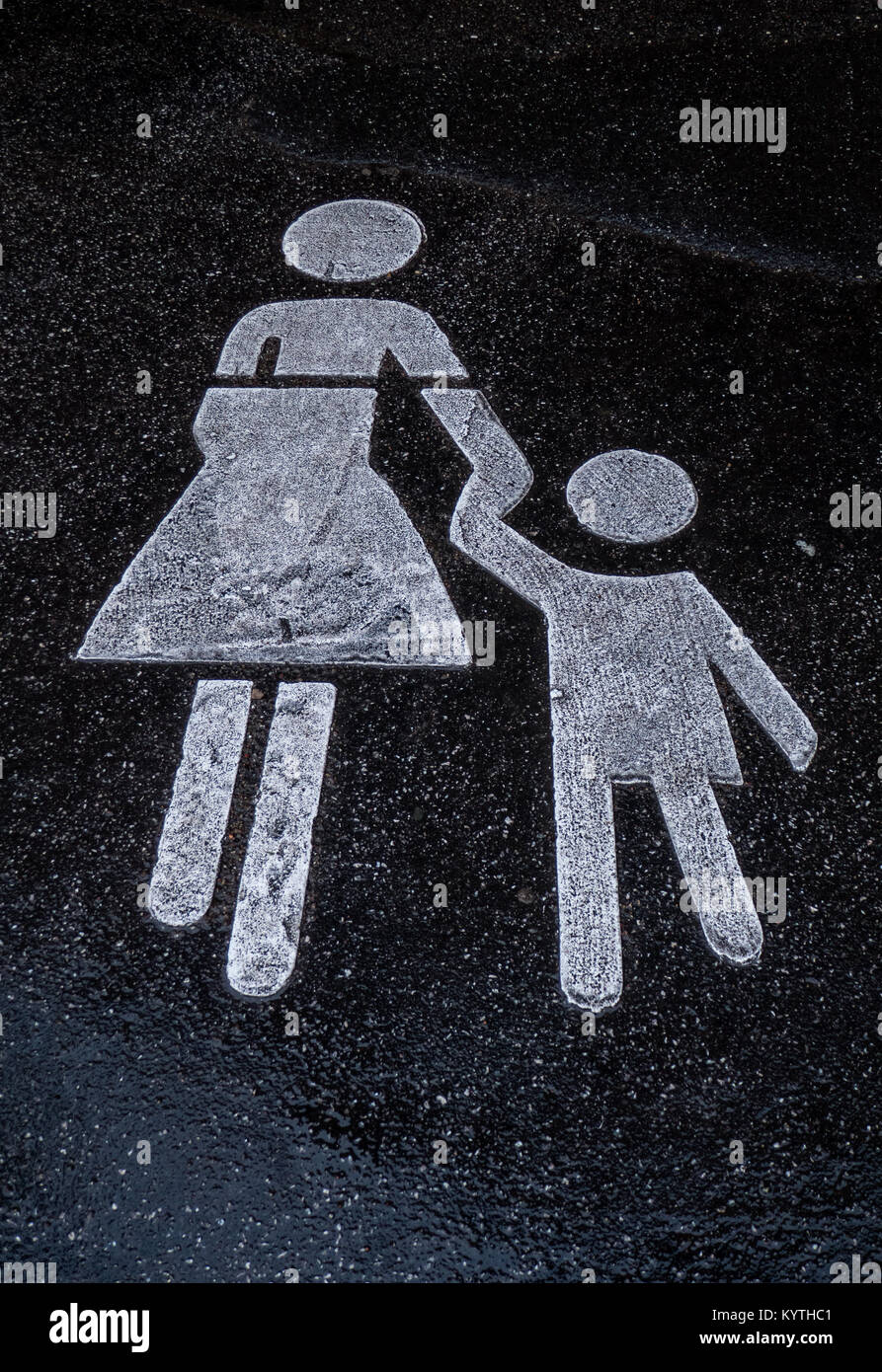 Spazio parcheggio marcatura per le madri con bambini Foto Stock
