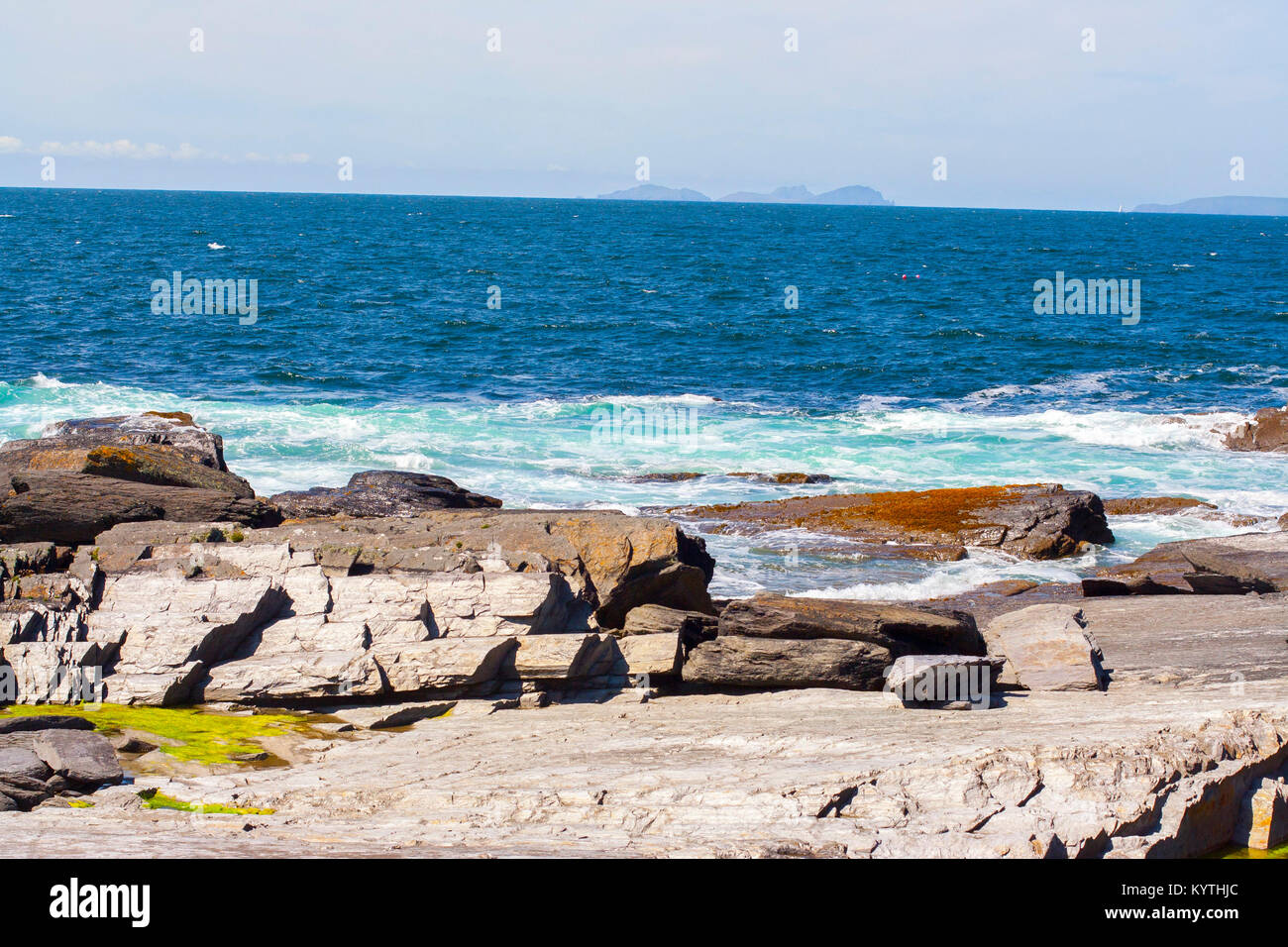 Kerry Irlanda, linea costiera con formazione di ardesia e la schiuma di mare, piscine di roccia Foto Stock