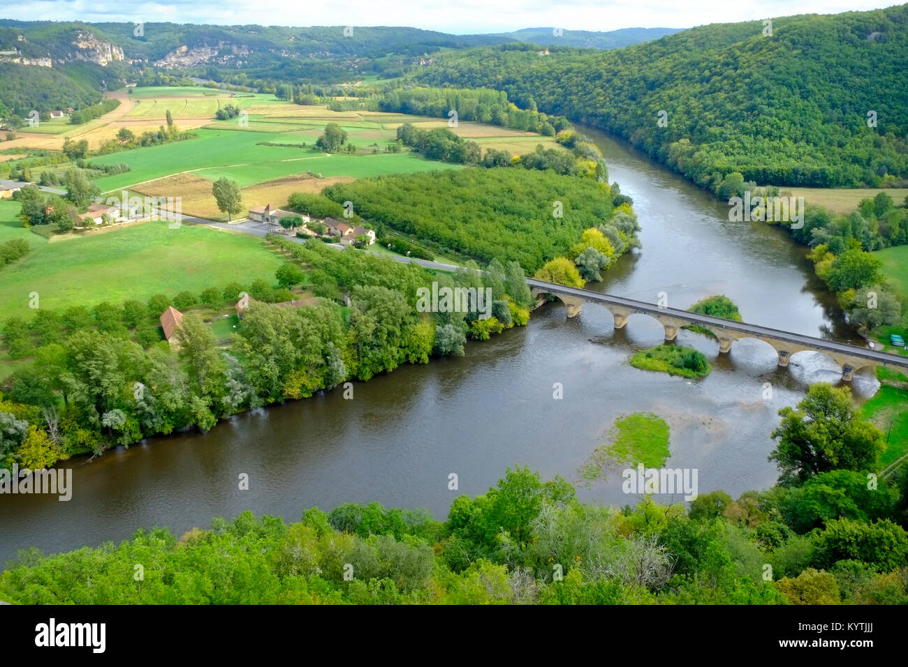 Tarda estate vista sui campi di patchwork e del fiume della valle della Dordogna vicino Castelnaud-la-Chapelle, Aquitane, Francia Foto Stock