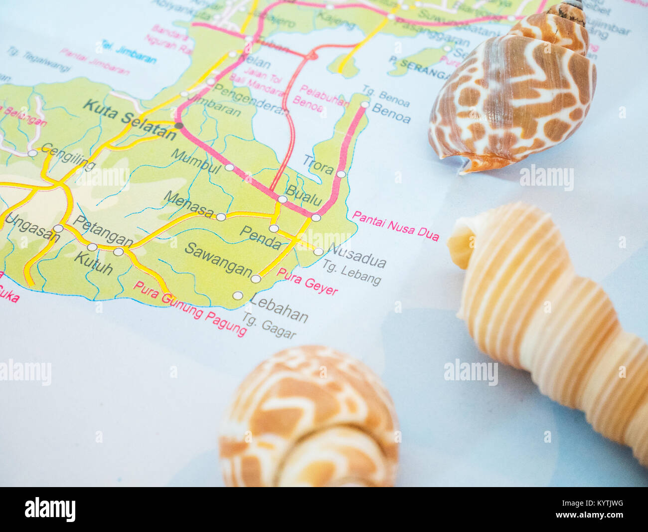Bali mappe di viaggio con conchiglie e con destinazione popolare è la spiaggia di Nusa Dua Foto Stock