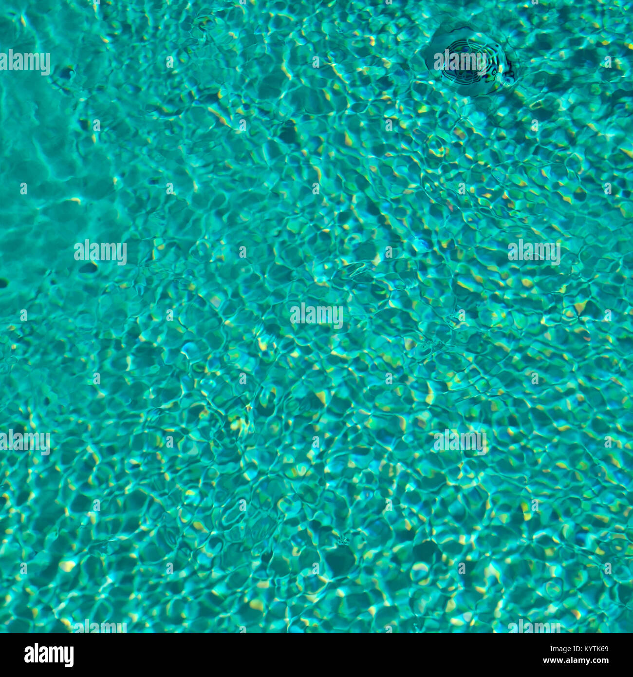 La luce riflessa sulla superficie delle increspature di un azzurro piscina Foto Stock