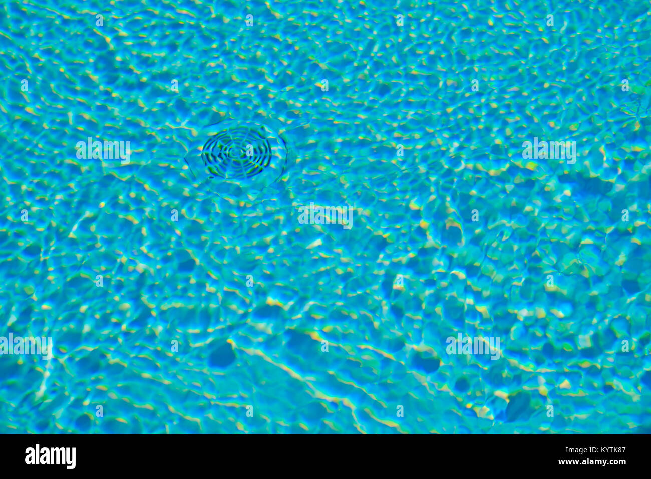 La luce riflessa sulla superficie delle increspature di un azzurro piscina Foto Stock