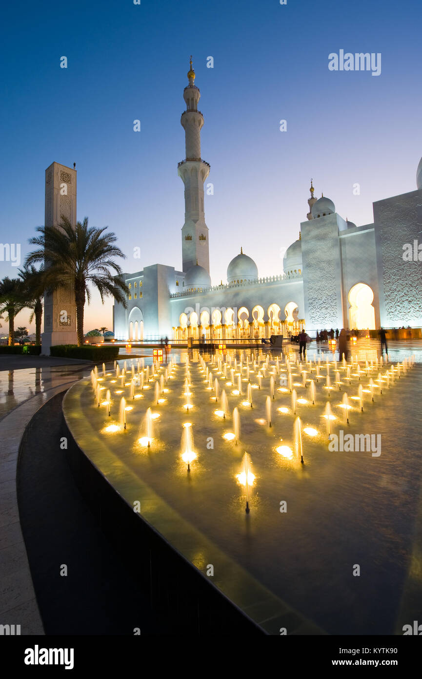 ABU DHABI, Emirati Arabi Uniti - 31 DIC 2017: Esterno della Moschea Sheikh Zayed di Abu Dhabi nel crepuscolo. Si tratta della più grande moschea del paese. Foto Stock