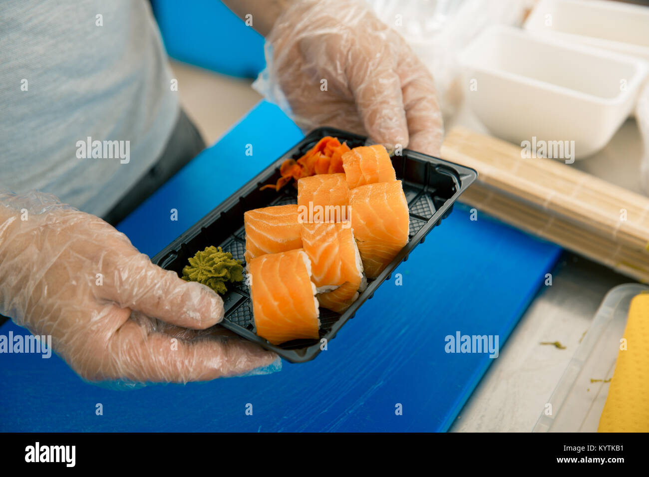 Sushi master azienda set di sushi in un contenitore monouso. fast food Foto Stock