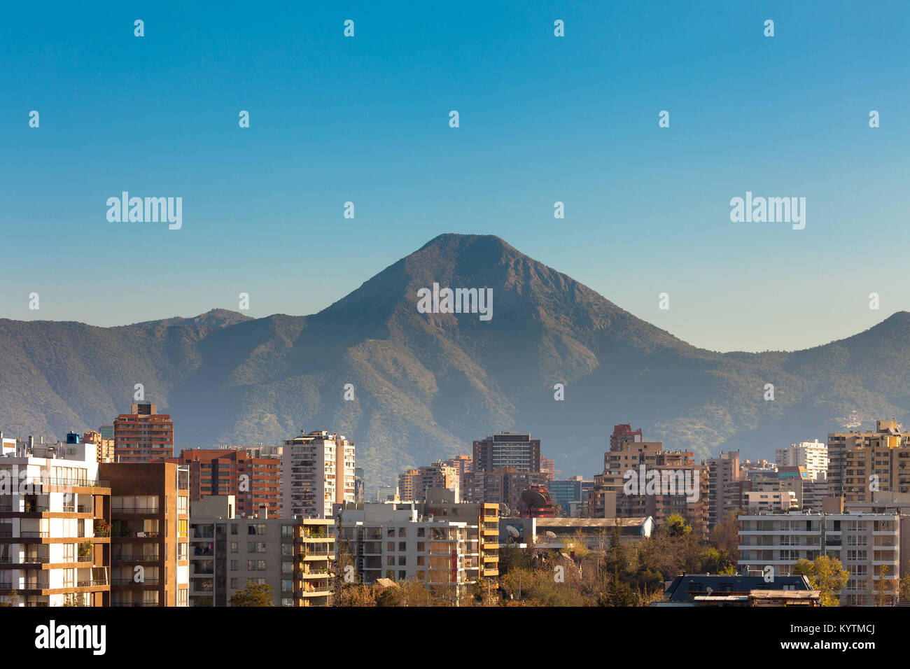 Skyline di edifici di appartamenti a Las Condes distretto con Cerro Manquehue sul retro, Santiago de Cile Foto Stock