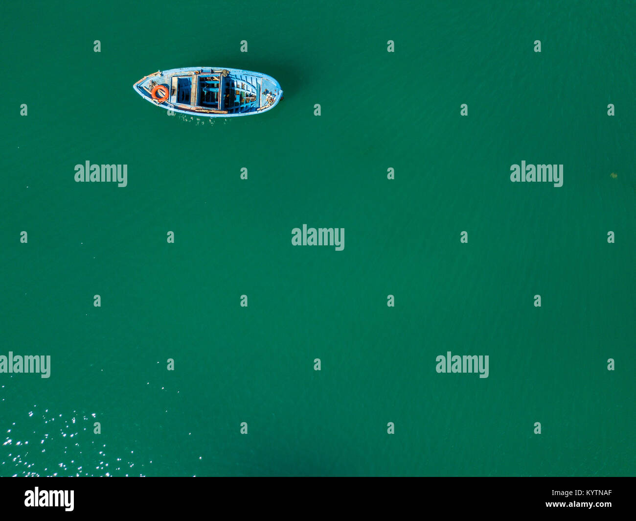 Vista aerea del blu di una barca a remi in un porto. Vibo Marina. Calabria, Italia Foto Stock