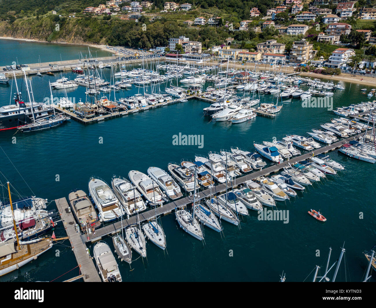 Vista aerea di barche a vela e barche ormeggiate. Barche ormeggiate nel porto di Vibo Marina, quay, Pier. Lussuosi yacht e barche a vela Foto Stock