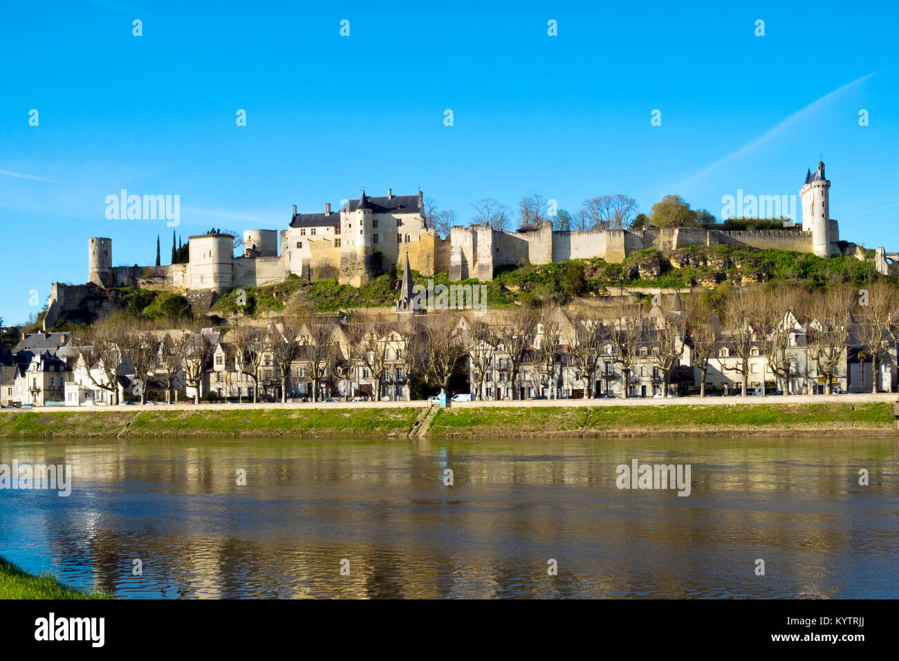 Chinon città con il suo castello sulla collina sopra nella primavera del pomeriggio di sole sulle rive del fiume Vienne, Indre-et-Loire, Francia Foto Stock