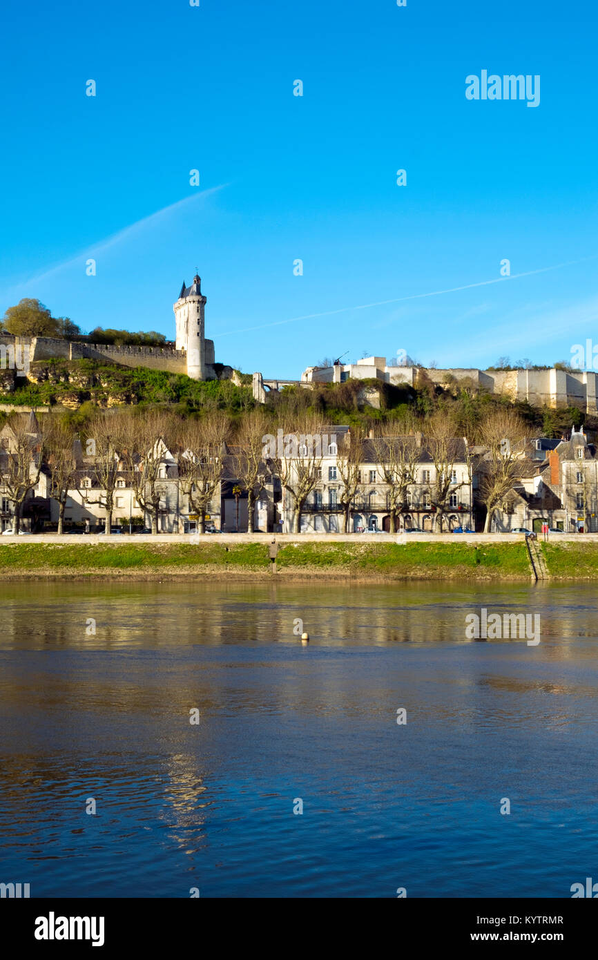 Chinon città con il suo castello sulla collina sopra nella primavera del pomeriggio di sole sulle rive del fiume Vienne, Indre-et-Loire, Francia Foto Stock