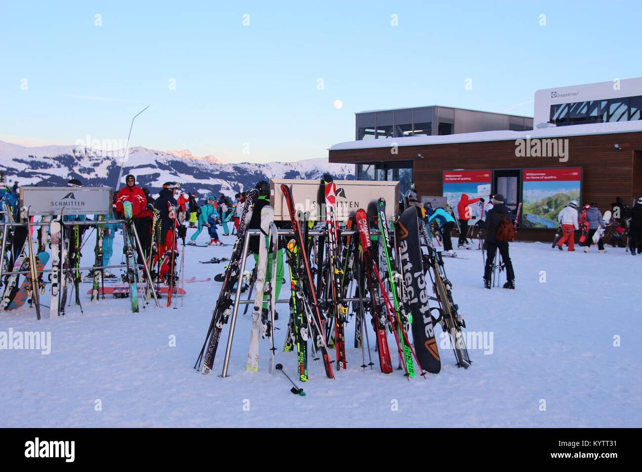 Gli sciatori e paesaggio di montagna sulla Areit stazione della funivia (1400 m), in inverno. Zell am See, Austria, l'Europa. Foto Stock