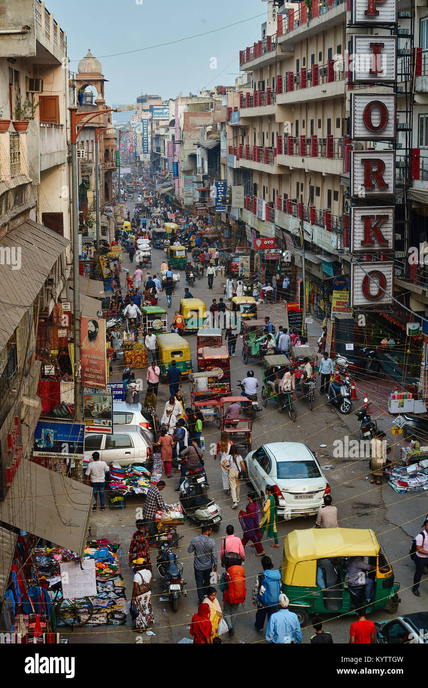 Il traffico in Main Bazar, Paharganj, New Delhi, India Foto Stock