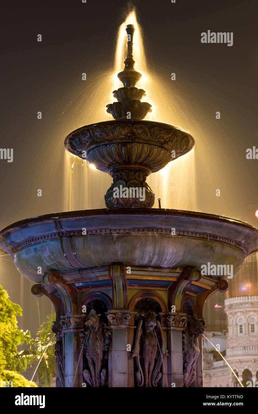 Tempo di notte lunga esposizione foto del Vittoriano impressionante fontana nella piazza Merdeka, Kuala Lumpur, Malesia. Foto Stock