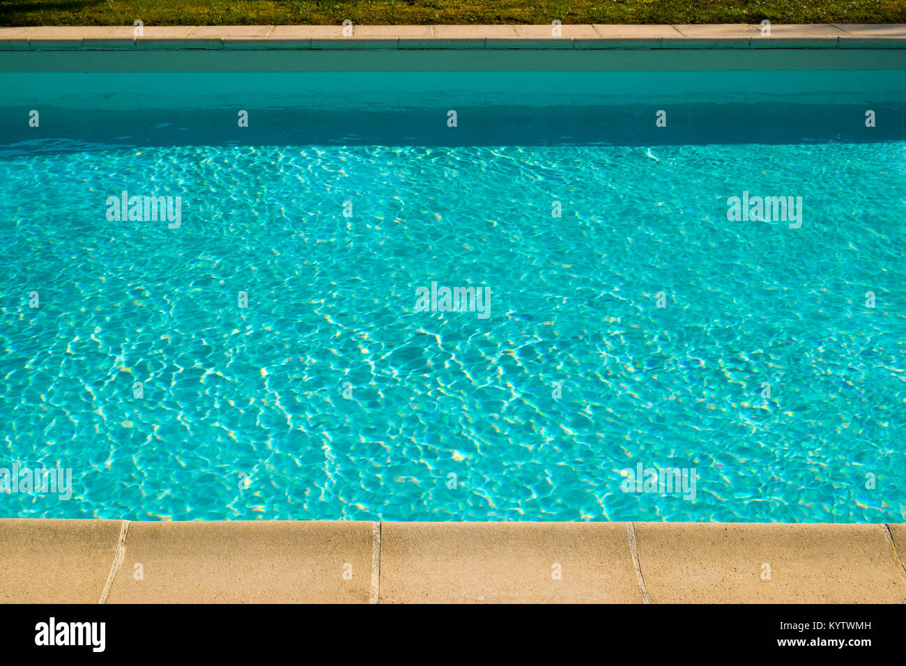 Testurizzato effetto di luce sulla superficie delle increspature di una piscina all'aperto Foto Stock