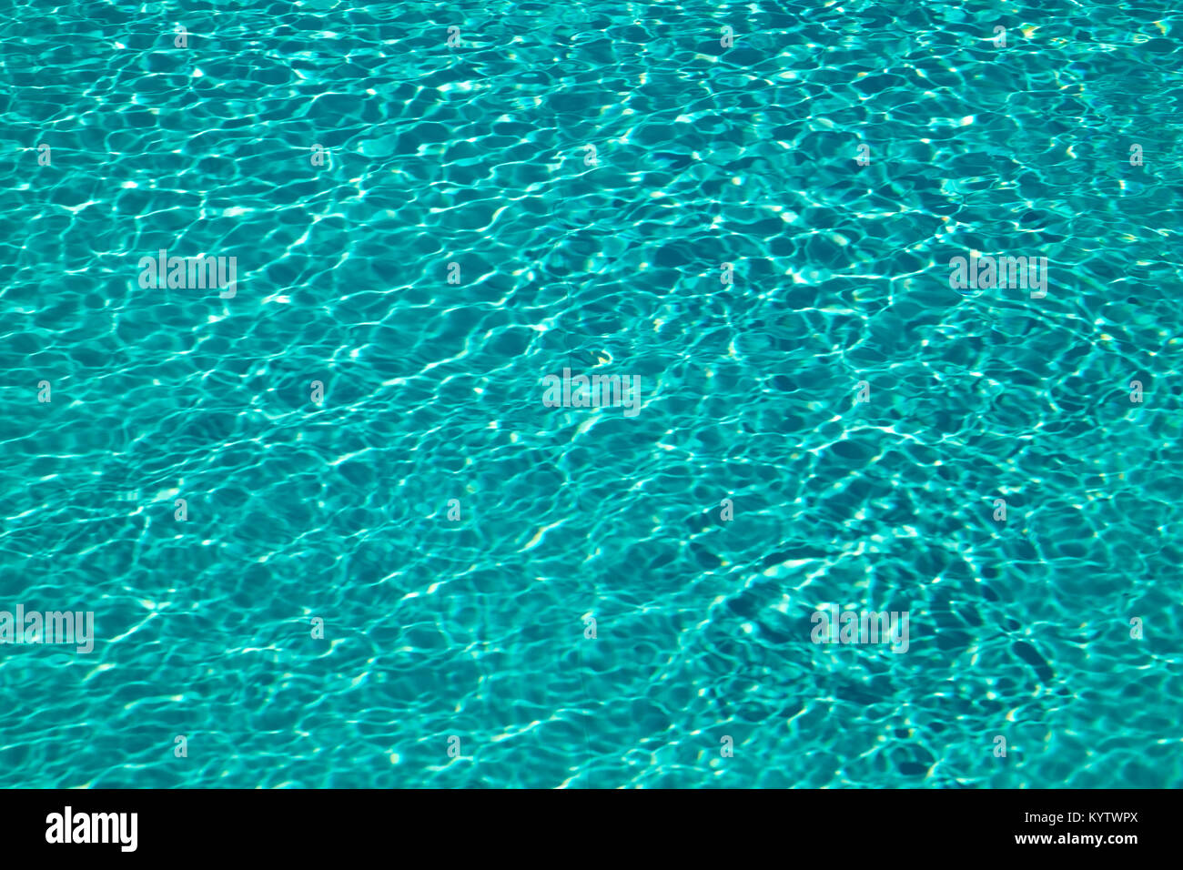 Testurizzato effetto di luce sulla superficie delle increspature di una piscina all'aperto Foto Stock