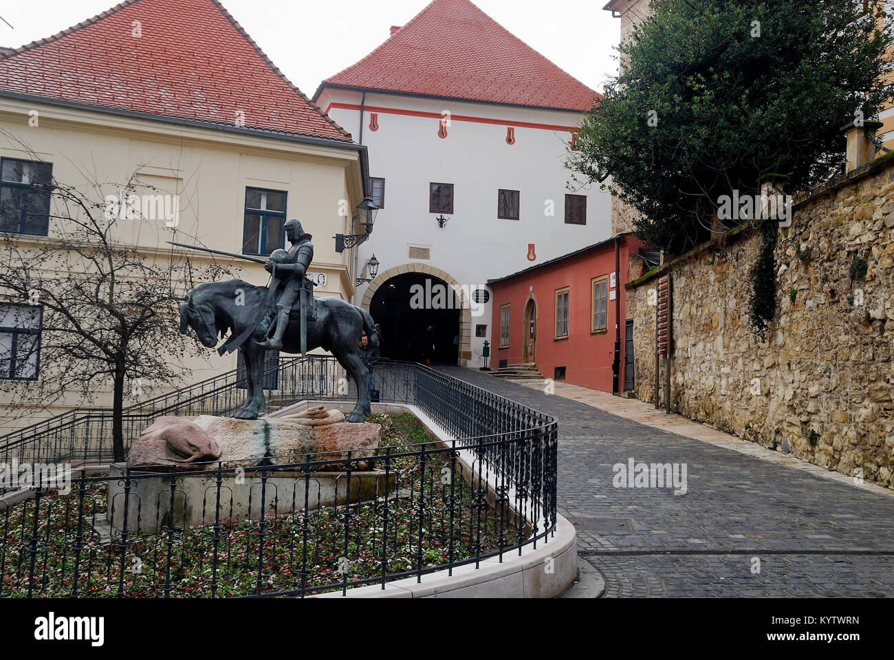 Zagabria, Croazia. La porta di pietra (Kamenita Vrata) e l'equestre in bronzo della statua di San Giorgio e il Drago su Radiceva ulica (Via). La Porta di Pietra è l'accesso a Gornji Grad (Città alta). La statua è un opera di scultori austriaco Arthur avvolgitore e Andreas Kompatscher. Foto Stock