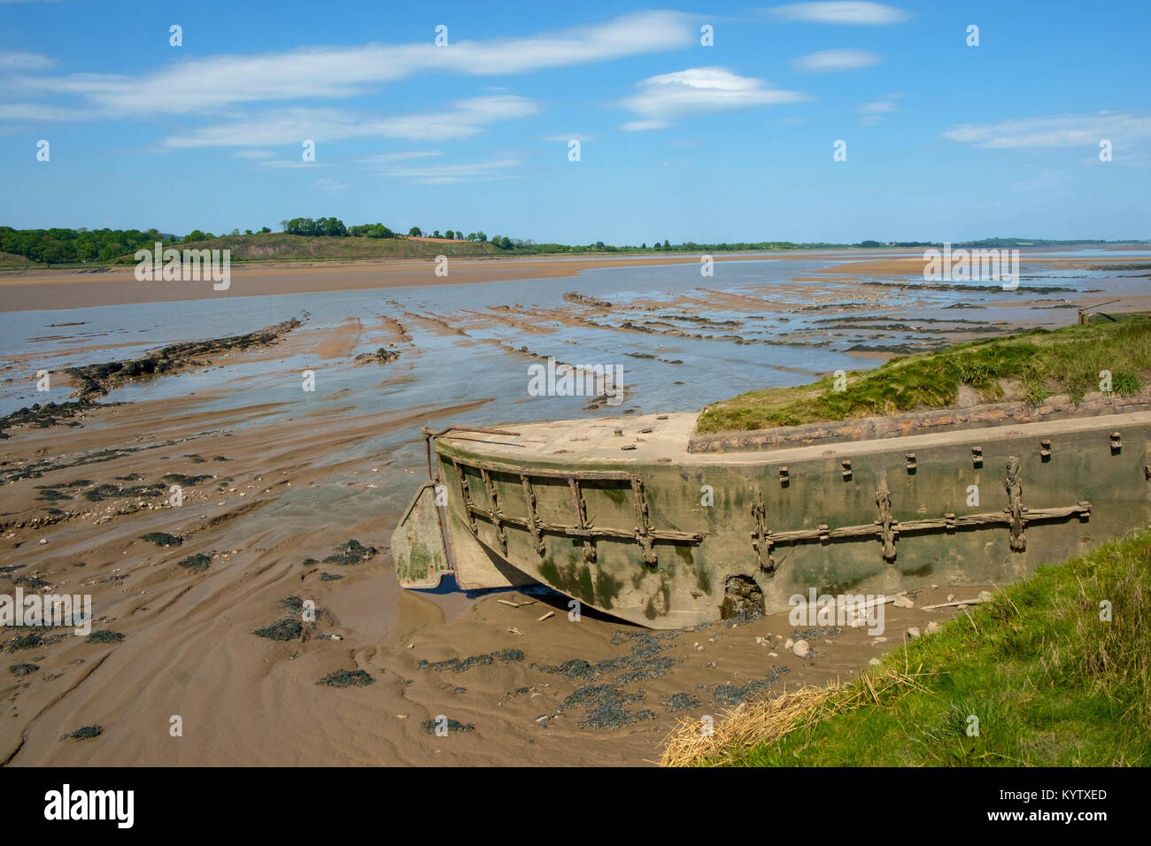 Obsoleta di piccole imbarcazioni e chiatte sono rimasti bloccati sulle rive del fiume di marea Severn nel Gloucestershire, UK per proteggere le sponde del fiume da erosione. Ora essi formano un suggestivo locale di attrazione per i turisti. Foto Stock