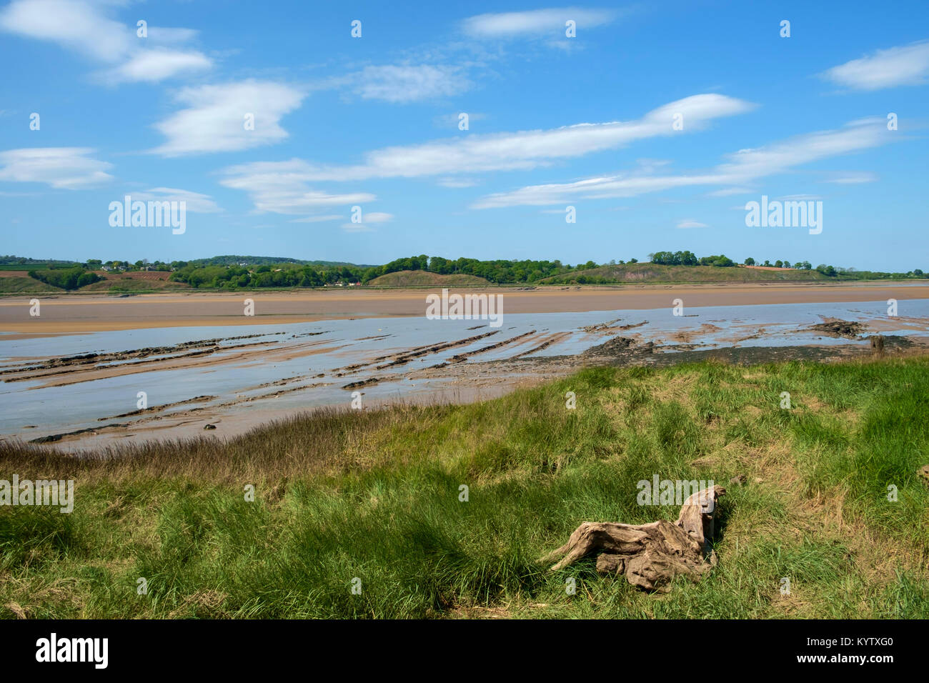 Obsoleta di piccole imbarcazioni e chiatte sono rimasti bloccati sulle rive del fiume di marea Severn nel Gloucestershire, UK per proteggere le sponde del fiume da erosione. Ora essi formano un suggestivo locale di attrazione per i turisti. Foto Stock