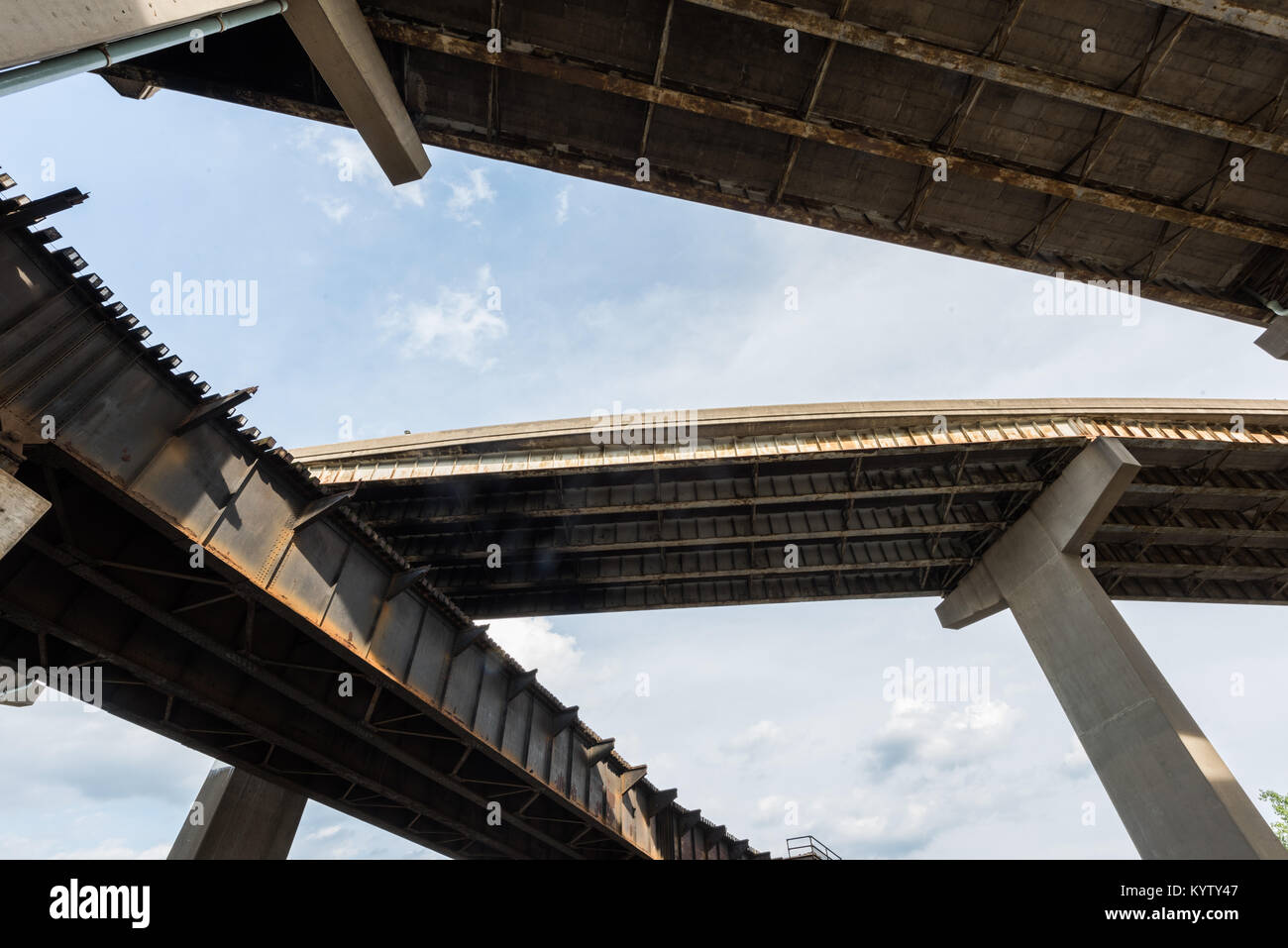 Autostrade sopraelevate e binari del treno in Cincinnati in Ohio. Le due a destra sono le autostrade e quello in basso a sinistra è per i treni. Foto Stock