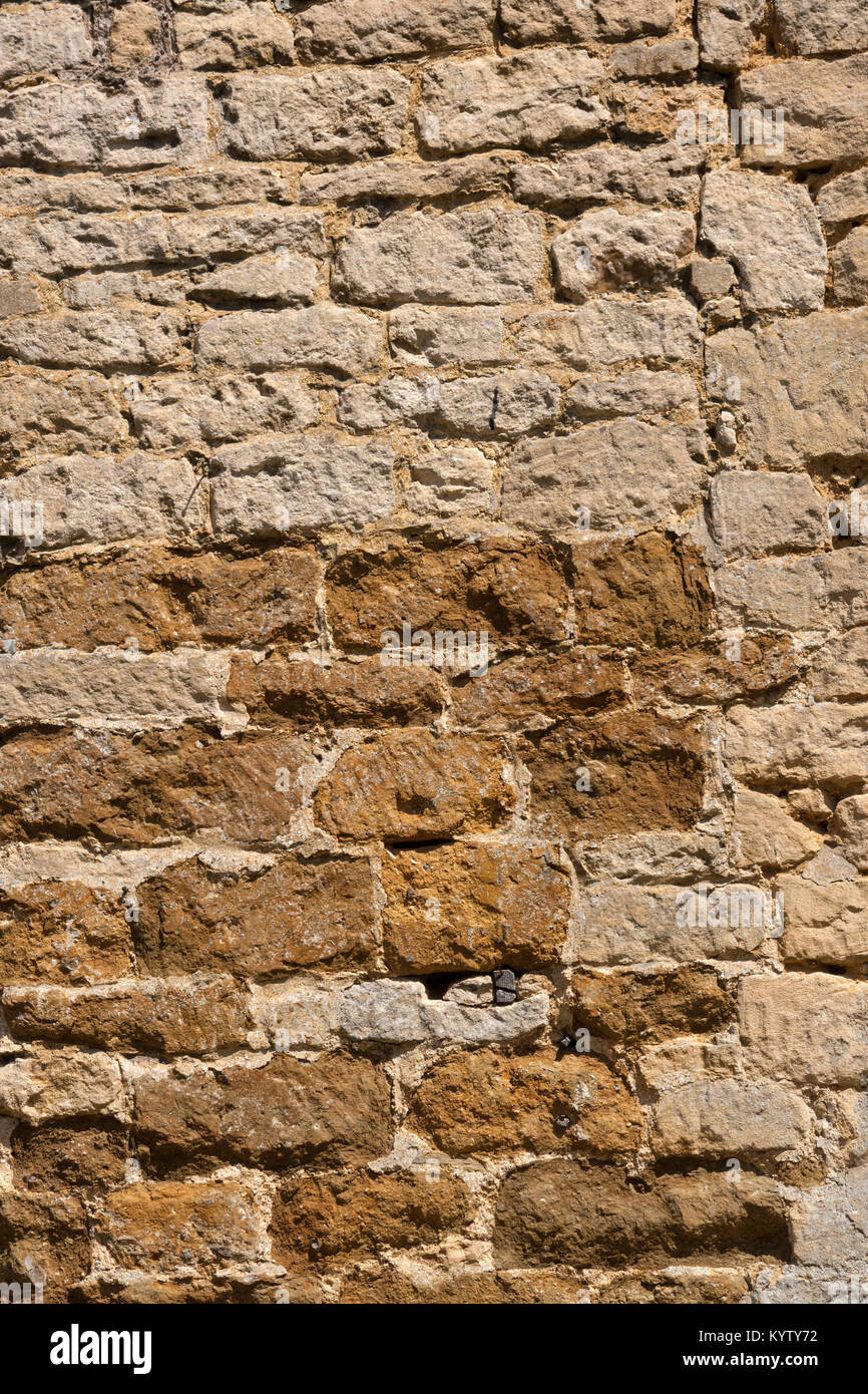Un vecchio weathered muro di pietra ha bisogno di riparazioni. Costruzione full frame sfondo texture. Foto Stock