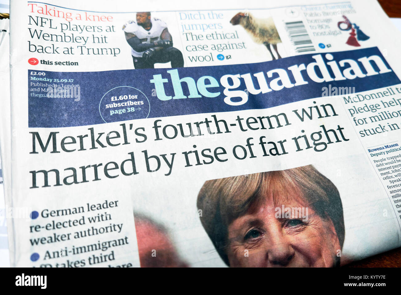 Quotidiano Guardian front page headline 'Merkel è il quarto termine win sfigurato dal luogo di estrema destra" il 25 Settembre 2017 LONDON REGNO UNITO Foto Stock