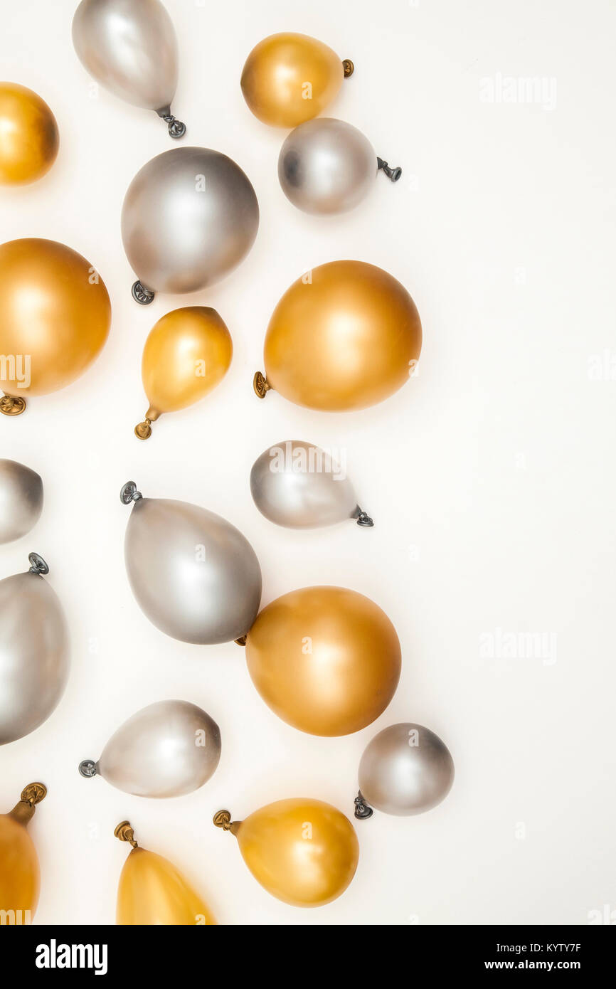 Oro e argento celebrazione festa palloncini su uno sfondo semplice Foto Stock Oro e argento celebrazione festa palloncini su uno sfondo semplice Foto Stock