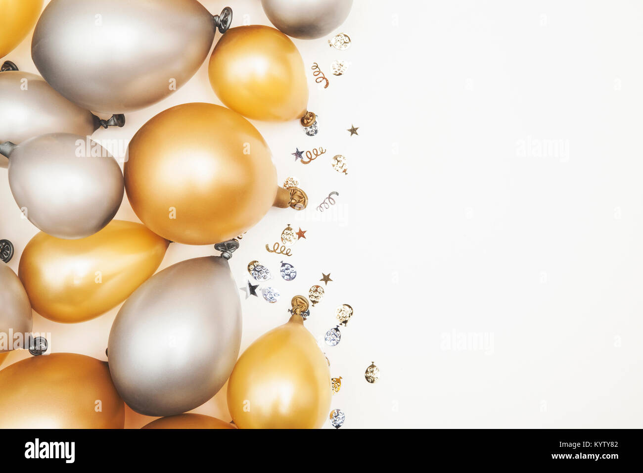 Oro e argento celebrazione festa palloncini su uno sfondo semplice Foto Stock Oro e argento celebrazione festa palloncini su uno sfondo semplice Foto Stock