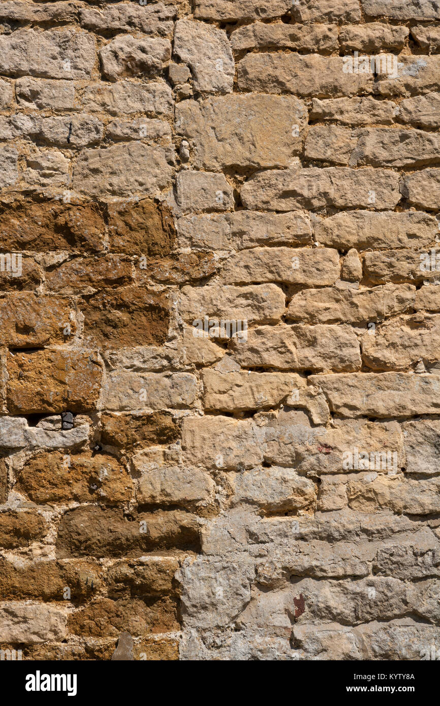 Un vecchio weathered muro di pietra ha bisogno di riparazioni. Costruzione full frame sfondo texture. Foto Stock