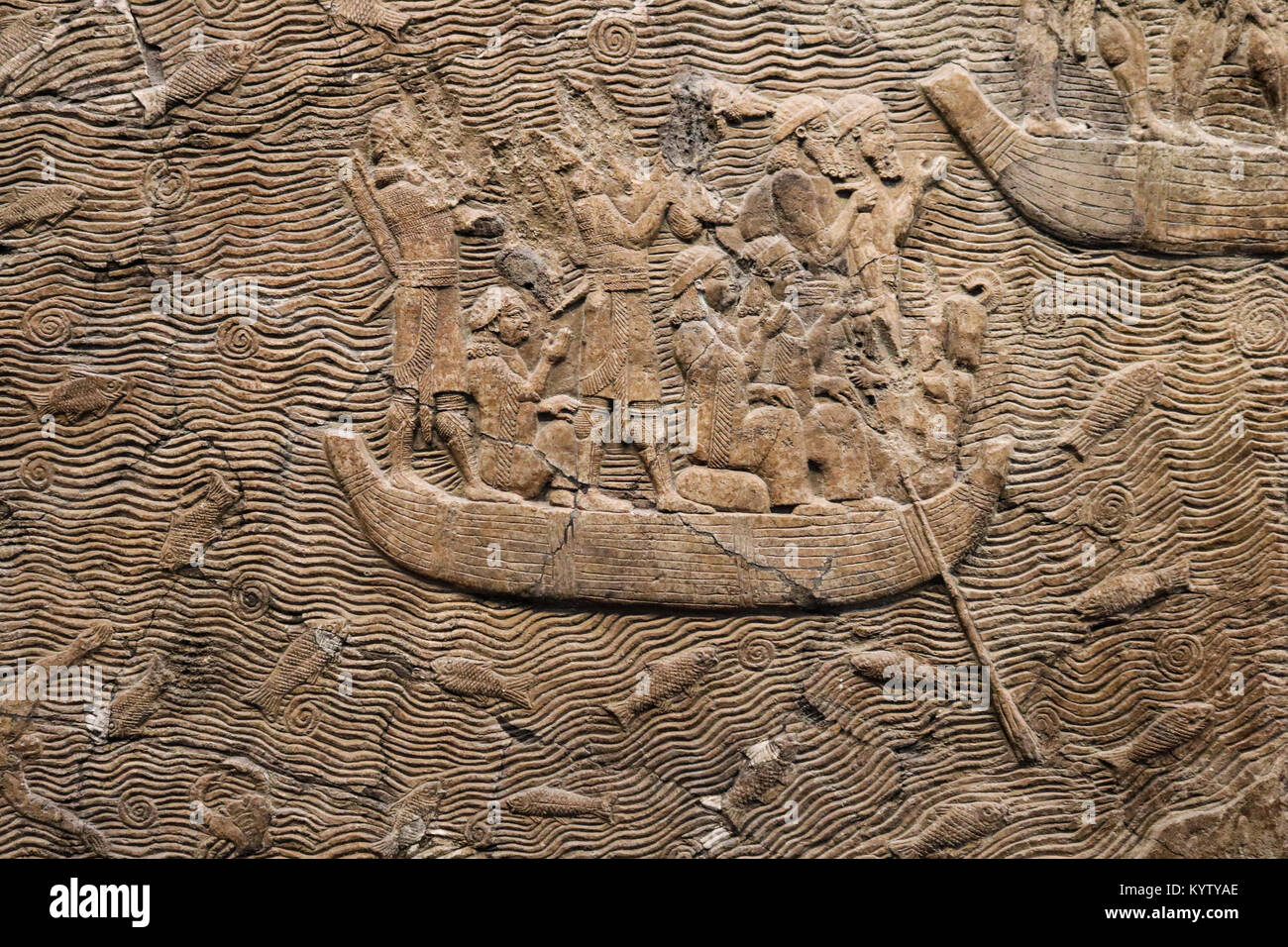 Figure egiziane in una barca a remi circondato dai pesci - bassorilievi scolpiti in pietra - sfondo Foto Stock