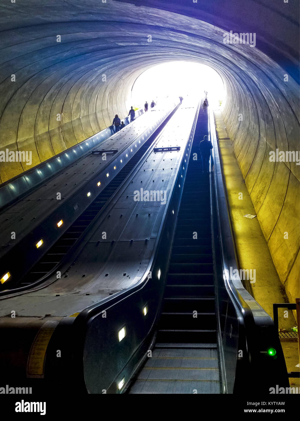 Escalator a Washington DC Potomac Ave stazione della metropolitana, guardando verso la strada con la gente che va su e giù Foto Stock