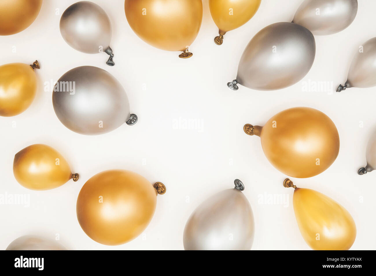 Oro e argento celebrazione festa palloncini su uno sfondo semplice Foto Stock Oro e argento celebrazione festa palloncini su uno sfondo semplice Foto Stock