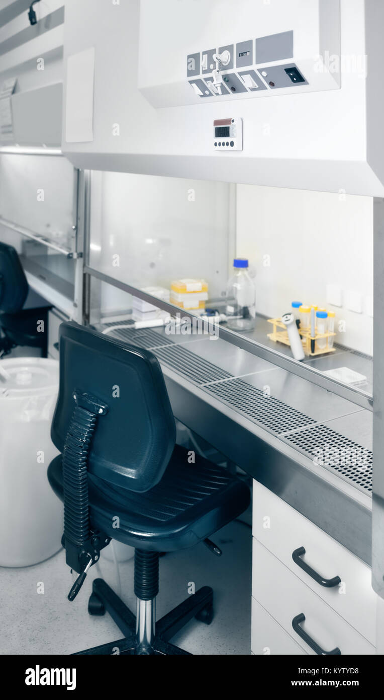 Background scientifico: sfocato interno della moderna cultura cellulare camera in laboratorio moderno. Questo è defocalizzata immagine di sfondo, nessun punto di messa a fuoco qui. Ide Foto Stock