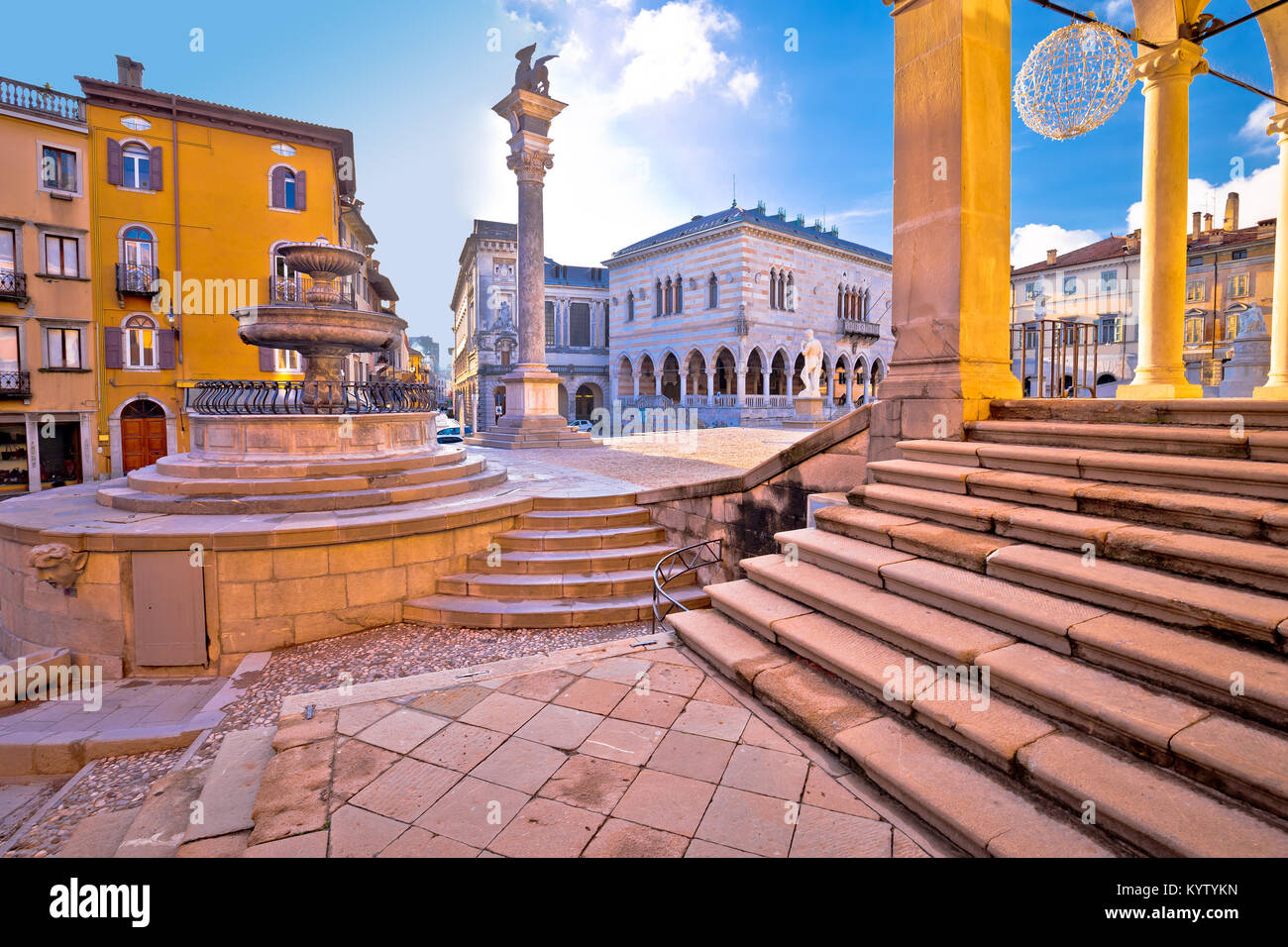 Antica piazza italiana archi e architettura nella città di Udine, regione Friuli Venezia Giulia di Italia Foto Stock