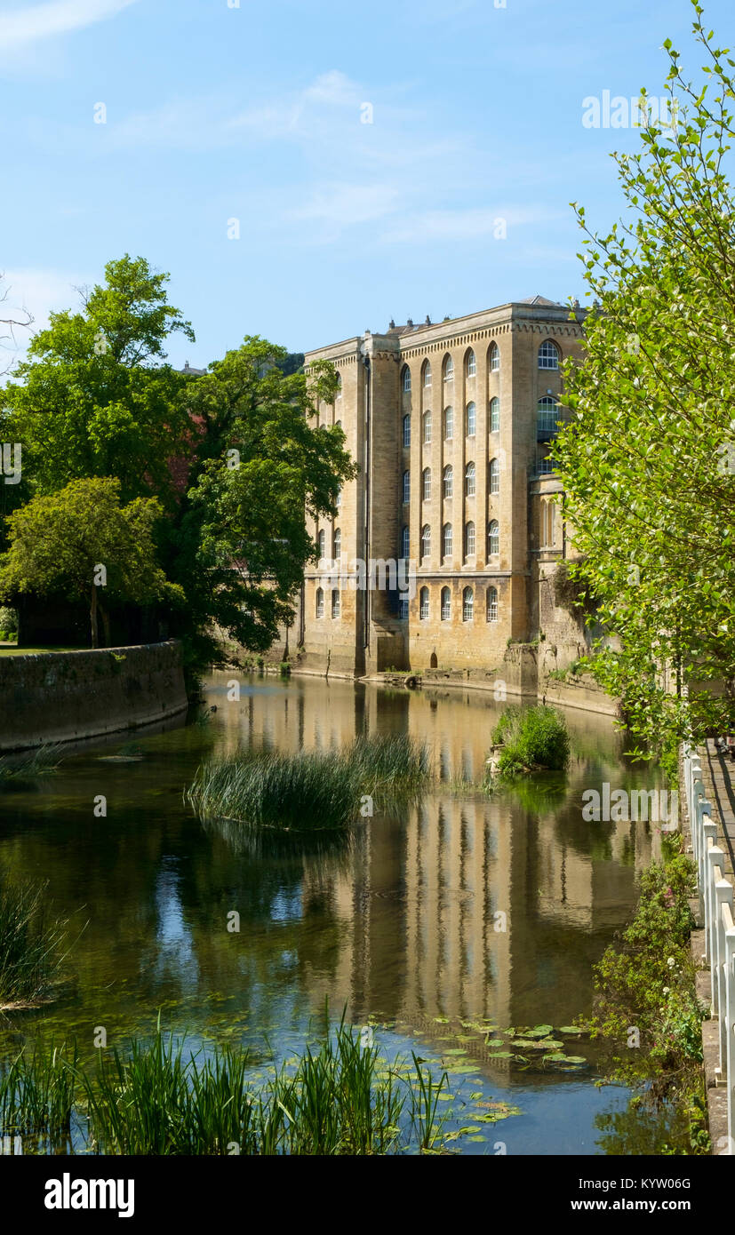 Pittoresca vecchia architettura industriale lungo il fiume Avon nel sole primaverile, Bradford on Avon, Wiltshire, Regno Unito Foto Stock